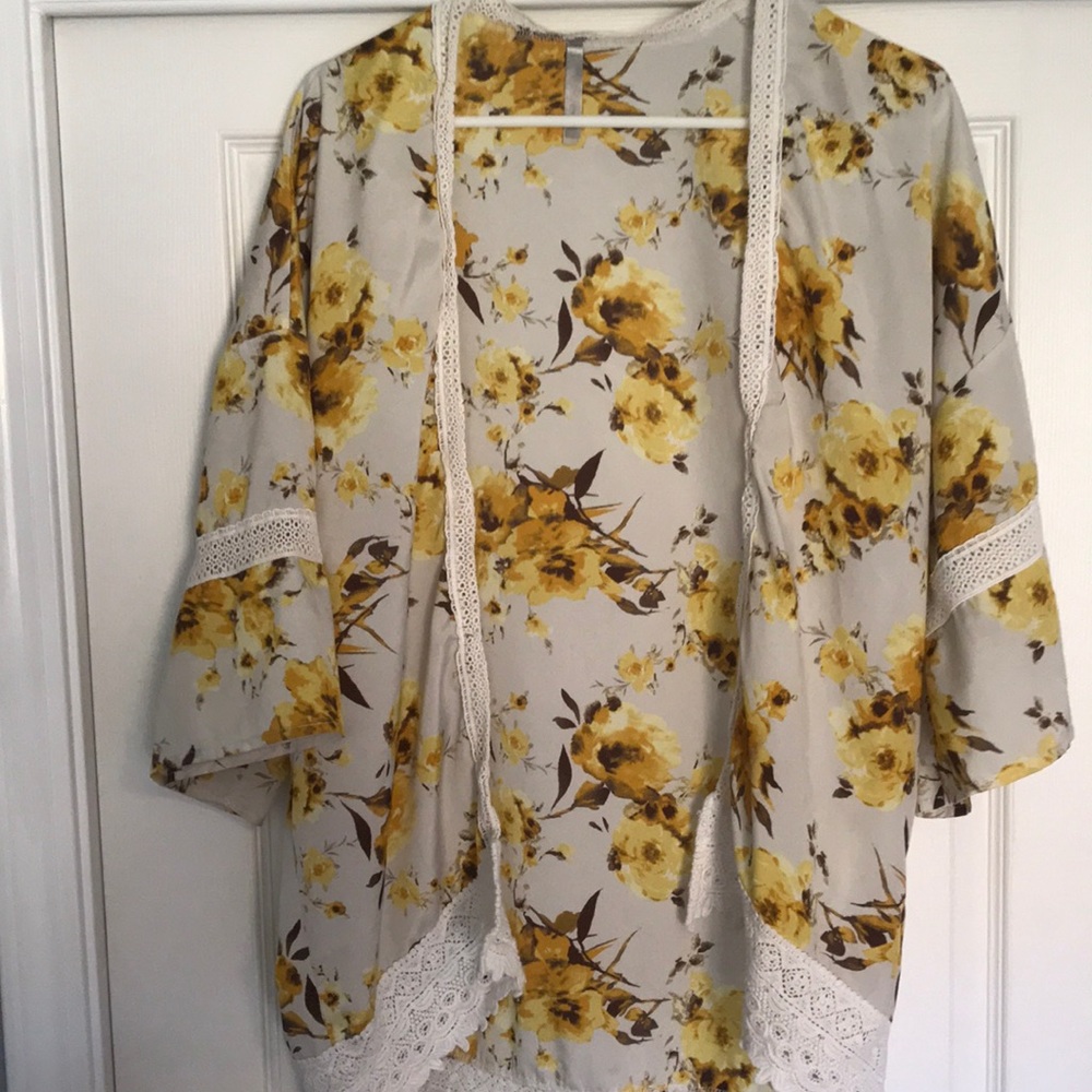 Floral chic flowy white and yellow kimono
